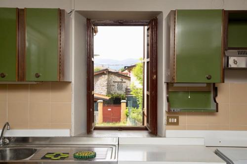 圣费德勒·因特尔维Contempora Apartments - Ca' Brenta Dudù的厨房设有窗户、水槽和柜台