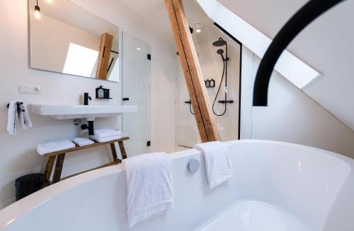 巴勒姆Nobel Houses & Lofts的浴室配有白色浴缸和水槽