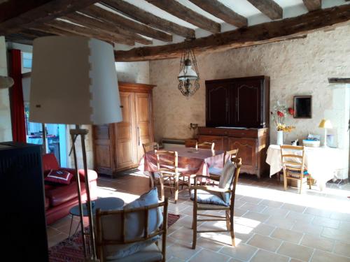 图尔农－圣马丹Gite rural DUNAND的客厅设有餐桌和椅子