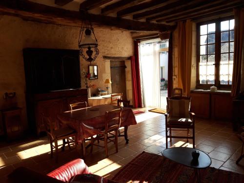 图尔农－圣马丹Gite rural DUNAND的客厅配有桌椅和电视。