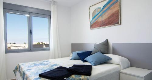 科尼尔-德拉弗龙特拉Apartamentos Conil Park的一间卧室配有一张床,上面有两条毛巾