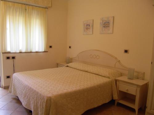 阿拉西奥Residence Panama的一间卧室设有一张床和一个窗口