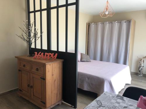 科尔特villa donia的一间带床和木柜的小卧室