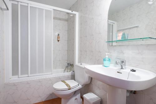 艾斯柯尔兹乡村阿丽诺乡村别墅的白色的浴室设有卫生间和水槽。