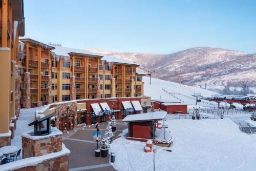 帕克城全季度假旅舍日出酒店的滑雪场旁的一座积雪覆盖的建筑
