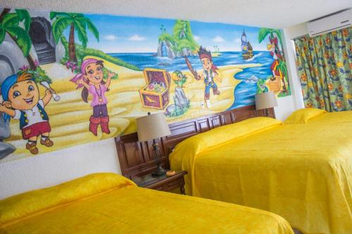 阿卡普尔科金沙阿卡​​普尔科别墅酒店 的一间卧室设有两张床,墙上挂着一幅画