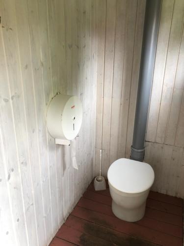 HillerstorpVandrarhem Svänö的一间位于客房内的白色卫生间的浴室