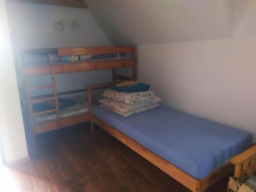 Wielki KlińczAgrowczasy u Bartka的一间小卧室,配有带蓝色床单的双层床