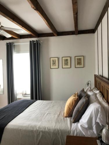 布罗姆湖AUBERGE Knowlton的一间卧室配有一张大床和枕头