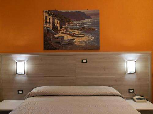 马萨阿农齐亚塔酒店的一间卧室配有一张壁画床