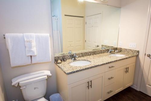 基西米HAPPY PORT, a sua casa na Disney的浴室设有2个水槽、卫生间和镜子。