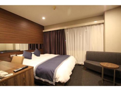岐阜Hotel Il Credo Gifu - Vacation STAY 84624的配有一张床和一张书桌的酒店客房