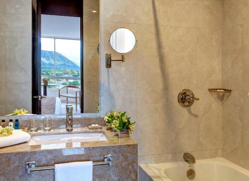 约帕尔约帕埃斯特拉酒店的一间带水槽、浴缸和镜子的浴室