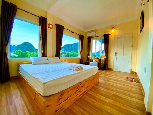宁平Ha Lan Homestay的一间卧室设有一张大床和大窗户