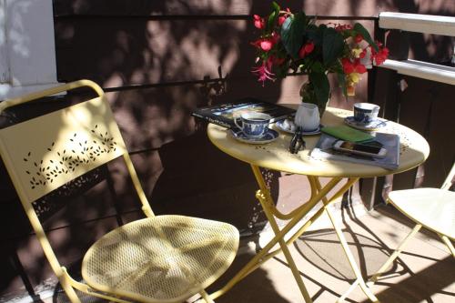 沃特顿公园北国住宿加早餐旅馆的花瓶阳台的桌椅