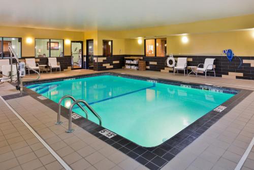 托皮卡Holiday Inn Express & Suites Topeka West I-70 Wanamaker, an IHG Hotel的在酒店房间的一个大型游泳池