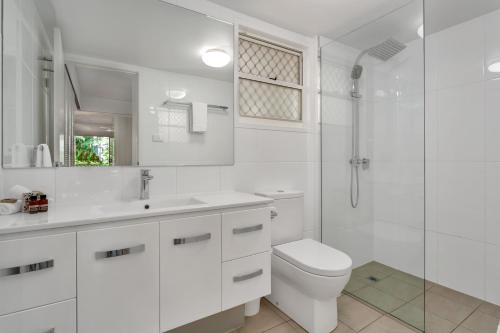 道格拉斯港道格拉斯港公寓酒店的白色的浴室设有卫生间和淋浴。