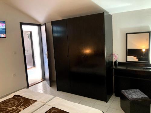 斯韦蒂·斯特凡Guest house Dragović的一间设有黑色橱柜和镜子的房间