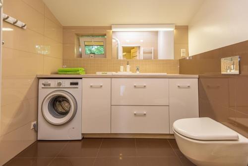 帕兰加S11公寓的一间带洗衣机和水槽的浴室