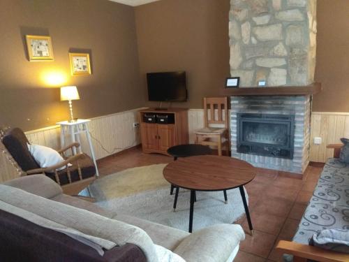 昆卡Rural Arco Iris的带沙发和壁炉的客厅