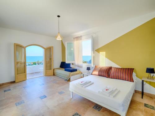 蓬塔布拉切托伊尔瓦若玛热Il号滨海住宿加早餐旅馆的一间卧室设有一张床和一间客厅。