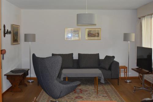 尚佩里尚佩里格兰德普利A公寓的客厅配有沙发和椅子