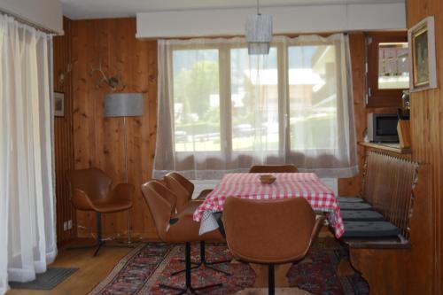 尚佩里尚佩里格兰德普利A公寓的一间带桌椅和窗户的用餐室