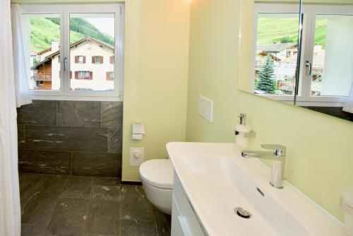 瓦尔斯特拉伯尼公寓的一间带水槽和卫生间的浴室以及窗户。