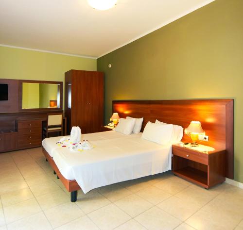 克雷马斯蒂埃斯梅拉达酒店的卧室配有一张白色大床和镜子