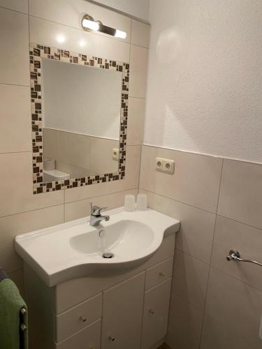 Zimmerau博嘎斯霍夫贝印图姆酒店的浴室设有白色水槽和镜子