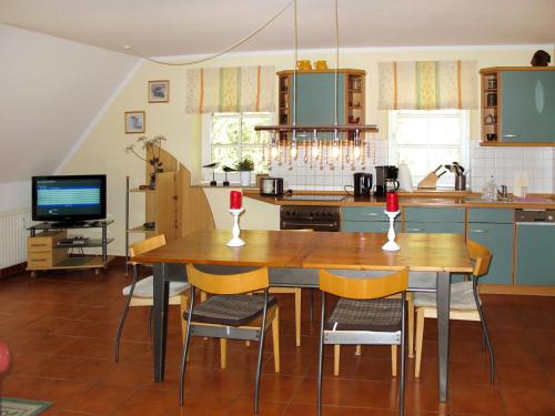 博恩Apartment Spitzgatt by Interhome的厨房配有桌椅和电视。