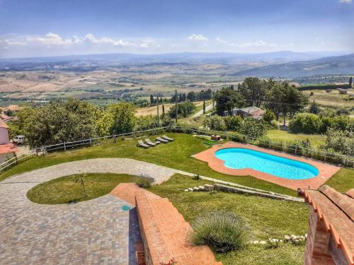 基亚恩尼Dimora Degli Angeli的后院的空中景观,设有游泳池