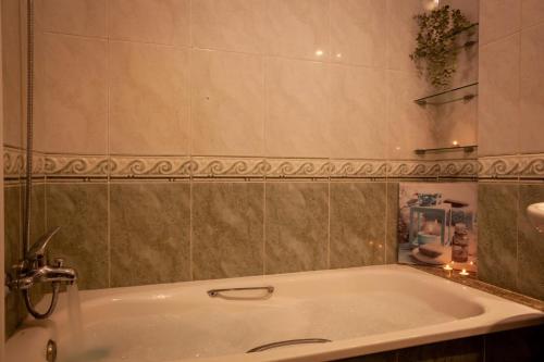 费罗尔TuristiQA - Piso C Arenal 20 2º VUT-CO-01678的浴室配有浴缸及镜子