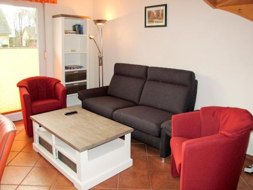 卡尔斯哈根Holiday Home Möwennest by Interhome的客厅配有沙发和两把椅子