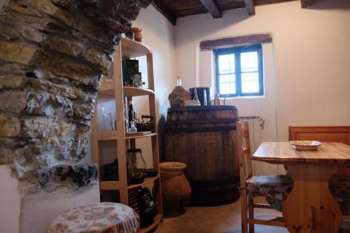 Ranzo-BorgoAgriturismo Il glicine e la lucerna - Appartamento Scala的客厅配有桌子和石墙