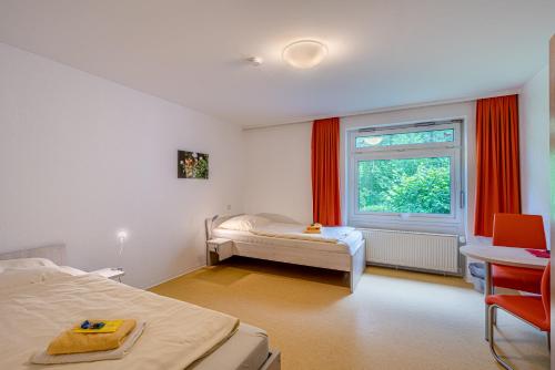 Rehburg-LoccumDenkhaus Loccum的一间卧室设有两张床和窗户。