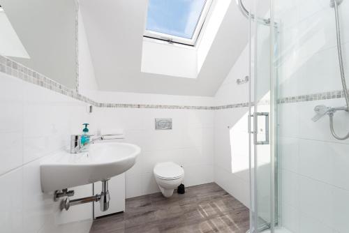 弗瓦迪斯瓦沃沃Baltic House的白色的浴室设有水槽和卫生间。