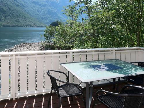 居德旺恩Chalet Kvitveis - FJS392 by Interhome的湖景甲板上的桌椅