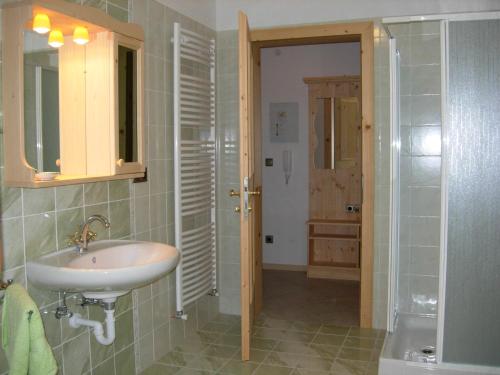 Unsere Liebe Frau im WaldeObkirchhof的一间带水槽和玻璃淋浴的浴室