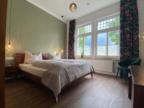 奥尔登堡Quartier 1903的一间卧室设有一张床和一个大窗户