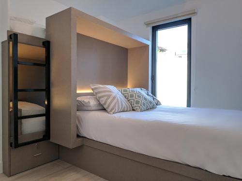 格拉纳达Broz Hostel的一间卧室配有双层床和窗户。