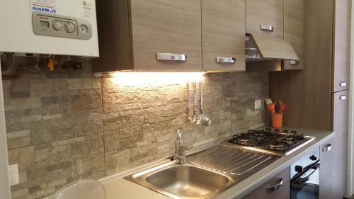 蒙扎DaNicolas Cairoli Apartment的厨房配有水槽和炉灶
