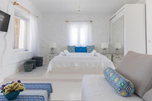 米克诺斯城Sugar Blue的白色卧室配有两张床和一张沙发