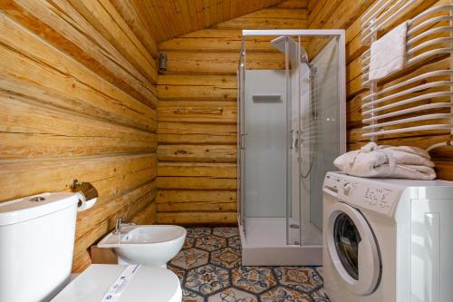 亚布卢尼齐亚GOOD DAYS Shale Resort 4 км до Буковеля的一间带卫生间和洗衣机的浴室