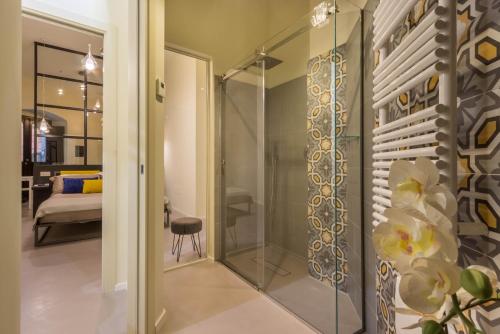 卡利亚里Suite Cagliari -97-的卧室的玻璃淋浴间门