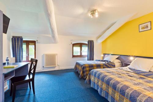 奥尔西讷阿鲁姆酒店的酒店客房配有两张床和一张书桌