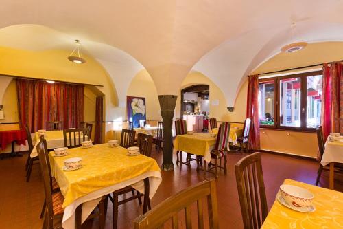 奥尔西讷阿鲁姆酒店的餐厅设有桌椅和黄色桌布