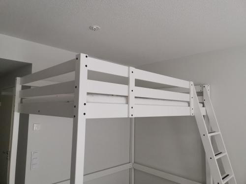 图尔库Vaunukatu的客房内的白色双层床,带梯子