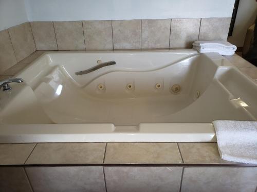 尼亚加拉大瀑布科特赛德酒店的一间浴室