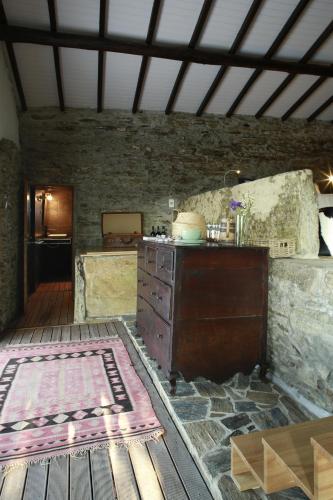 塔布阿苏CASA da PISCINA, Quinta do Espinho, Douro Valley的一间设有柜台和石墙的房间